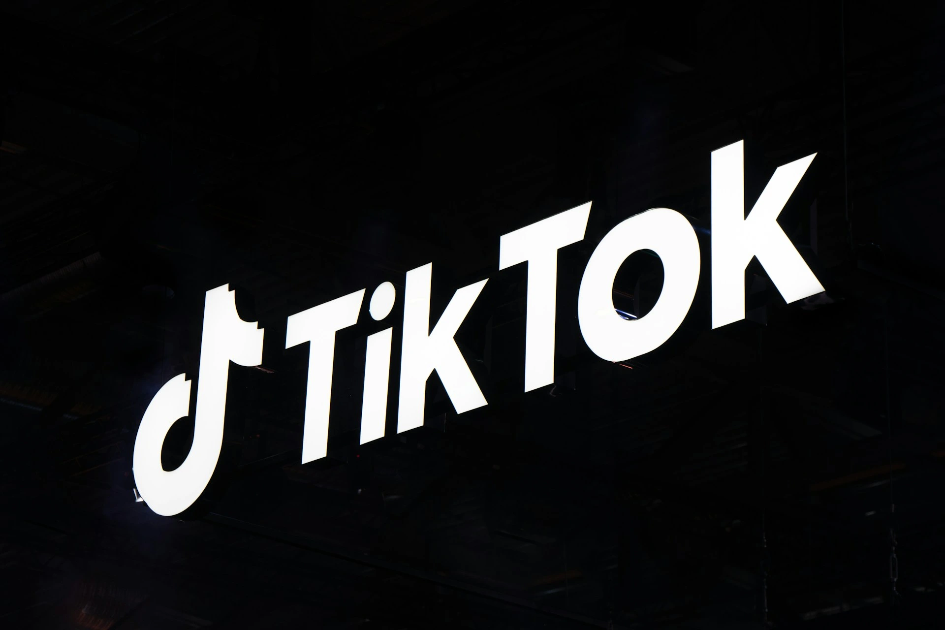 TikTok otpušta stotine zaposlenika zbog promjene u moderiranju sadržaja pomoću umjetne inteligencije