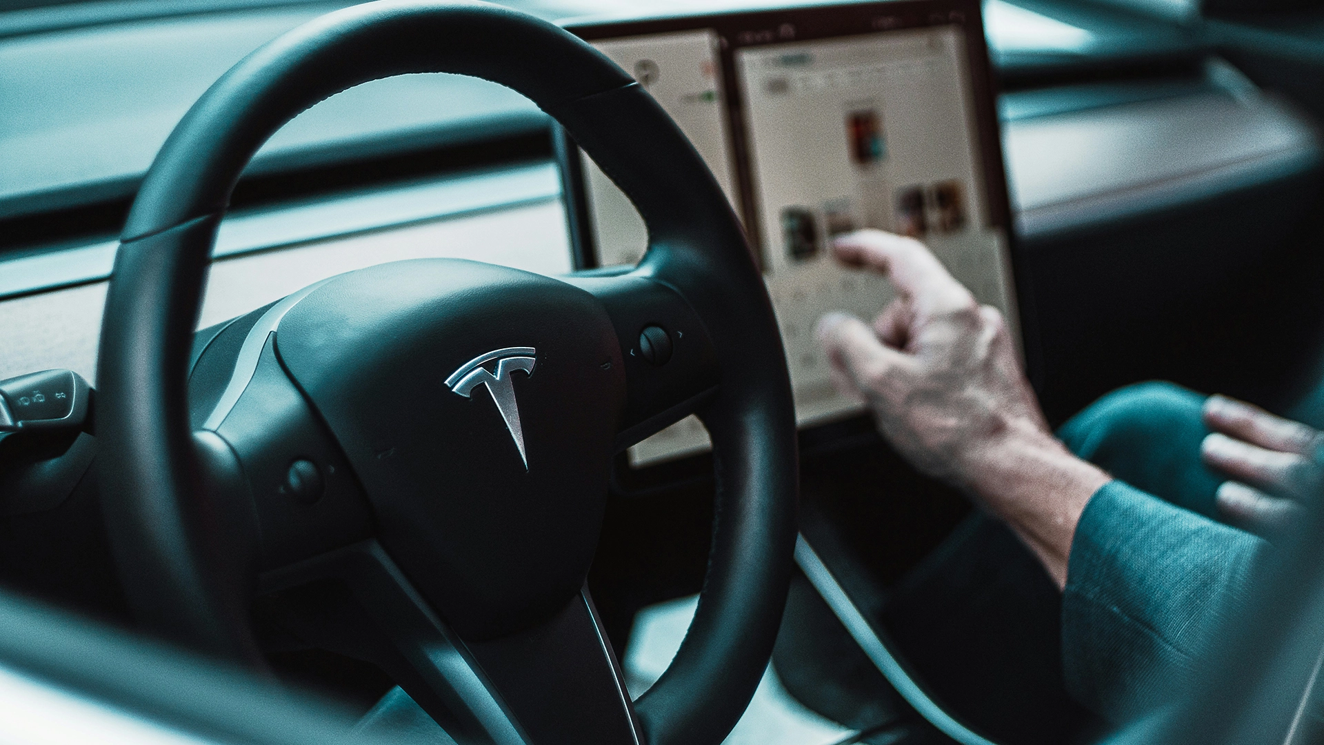 Tesla Pogođena Presudom od $243M Nakon &scaron;to Haker Dohvati Podatke o Sudaru